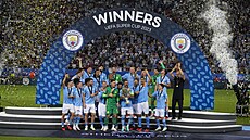 Fotbalisté Manchesteru City oslavují triumf v Superpoháru UEFA.