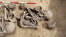 Detail trojitého hrobu untické kultury, který nalezli archeologové pi...