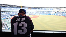 Trenér eských baseballist Pavel Chadim sleduje ligový zápas v Japonsku.