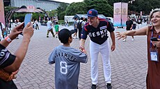 Baseballový reprezentant Martin Muík se bhem návtvy Japonska zdraví s...