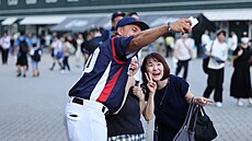 Baseballový reprezentant Martin Muík s fanouky bhem návtvy Japonska