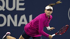 Jelena Rybakinová servíruje během čtvrtfinále na turnaji v Montrealu.