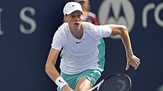 Tenista Jannik Sinner dobíhá míek ve finále turnaje v Torontu.