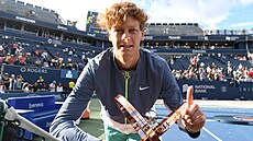 Tenista Jannik Sinner pózuje s trofejí pro vítze turnaje kategorie Masters v...