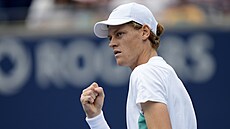 Jannik Sinner slaví zisk fiftýnu na turnaji v Torontu.