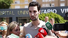 Branká� PSG Sergio Rico hovo�í s noviná�i po propu�t�ní z nemocnice, kde...
