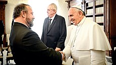 Setkání s pape�em Franti�kem v dob�, kdy Hynek Kmoní�ek vedl zahrani�ní odbor...