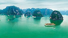 Úchvatná zátoka Ha Long v Tonkinském zálivu patí k turistickým perlám Vietnamu...