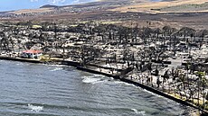 Spálená zem a domy po lesním poáru na pobeí v Lahain na ostrov Maui na...
