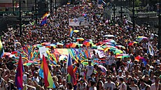 Až 60 tisíc lidí dorazilo na Letenskou pláň v Průvodu hrdosti Prague Pride...