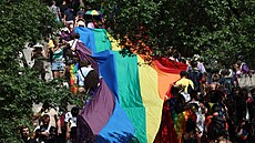 Pr�vod hrdosti Prague Pride dorazil na Letenskou plá�, kde je �eká dal�í...