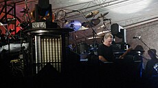 Kytarista David Gilmour na koncert� Pink Floyd na Strahov�