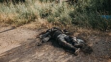 Mrtvé tlo ruského vojáka leí na silnici u jedné z nov dobytých vesnic v...