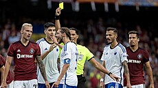 Rasmus Falk z Kodan� (uprost�ed) dostává �lutou kartu.