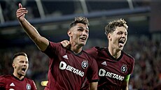 Qazim Laci (vlevo) s Ladislavem Krej�ím se radují z gólu proti Kodani.