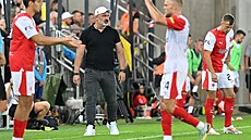 Slávistický kouč Jindřich Trpišovský během utkání proti Dnipru.