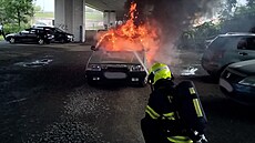 Hoící auto na parkoviti v Olomouci, v nm bylo nalezeno mrtvé tlo (17....