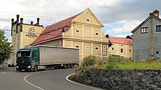 Silni�á�i �narovnají� zatá�ku u pivovaru Kotou� v �eské Kamenici na D��ínsku.