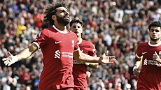 Fotbalisté Liverpoolu se radují z gólu, který vstelil Mohamed Salah.