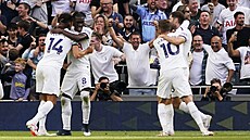 Fotbalisté Tottenhamu oslavují vstelený gól.