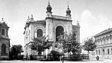 Nová synagoga stávala na prostranství na dnením námstí Svobody v Holeov.