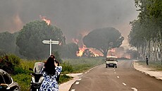 Kv�li rozsáhlému po�áru u obce Saint-André na jihu Francie muselo být...