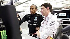 Lewis Hamilton a Toto Wolff zkoumají nabraná data z monopostu Mercedes.