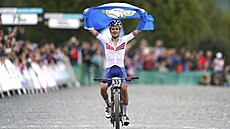 SUVERÉN. Tom Pidcock pijídí s pohodlným náskokem do cíle závodu horských kol...