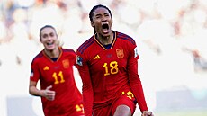 �pan�lská fotbalistka Salma Paralluelová slaví gól proti Nizozemsku.