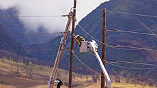 Elektrikái opravují vedení ve zniené Lahain na havajském ostrov Maui. Práv...