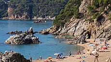 Nudistická pláž Cala Boadella nedaleko katalánského města Lloret de Mar (23....
