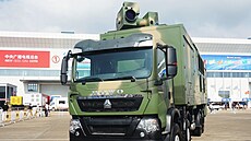 ínské bojové vozidlo s laserovou zbraní na vojenské pehlídce v u-chaj (9....
