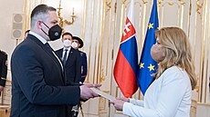 Slovenská prezidentka Zuzana Čaputová (vpravo) jmenuje nového ředitele...