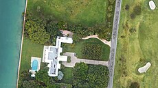 Pohled z výky na novou vilu Jeffa Bezose (11.8.2023).