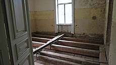 Historik Radek Polách p�ed Hückelovými vilami v Novém Ji�ín�. Kraj pom��e m�stu zachránit budovu vpravo, kde bude ve�ejnosti otev�ený depozitá� klobouk�.