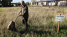 Entomolog Petr Ko�árek z Ostravské univerzity p�i práci v Cingrov� sadu...