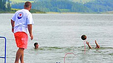 Vodní záchraná�i pomáhají na Slezské Hart� a v nejbli��ím okolí p�ehrady. (11....