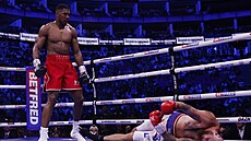 Britský boxer Anthony Joshua (vlevo) sleduje Fina Roberta Heleniuse na zemi.