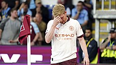 Ne��astný Kevin de Bruyne z Manchesteru City opou�tí trávník p�ed�asn� kv�li...