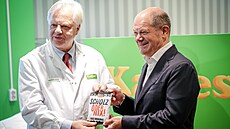 N�mecký kanclé� Olaf Scholz nav�tívil továrnu na cukrovinky Katjes v Postupimi....