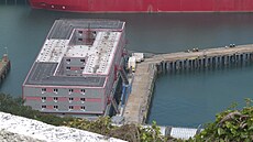 Britská vláda musela vyklidit plovoucí ubytovnu pro migranty Bibby Stockholm...