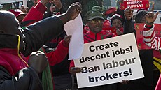 �lenové jihoafrického kongresu obchodních odbor� protestují v Johannesburgu...