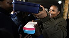Lebohang Mphuthiová rozdává dtem obdy bhem pestávky na základní kole Omar...