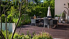 Velkoryse pojatá d�ev�ná terasa u rodinného domu, na kterou jsou napojené...