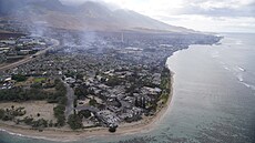 Po lesním požáru zůstaly ve městě Lahaina na Havaji pouze vyhořelé domy. Místní...