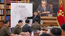 Severokorejský vdce Kim ong-un na zasedání ústední vojenské komise Korejské...