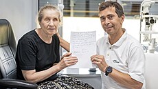 Paní Olga po zákroku s léka�em Pavlem Stod�lkou.