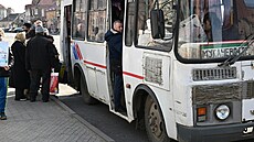 Místní Ukrajinci i Maai nastupují do autobusu poblí hlavního námstí v...