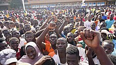 Mladí lidé se schází v hlavním mst Nigeru Niamey, aby se registrovali jako...