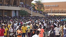 Mladí lidé se schází v hlavním městě Nigeru Niamey, aby se registrovali jako...